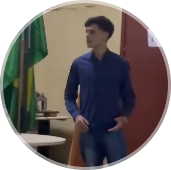 Foto de Kaio Takeshi no palco da Etec Júlio de Mesquita, apresentando seu projeto de conclusão de curso